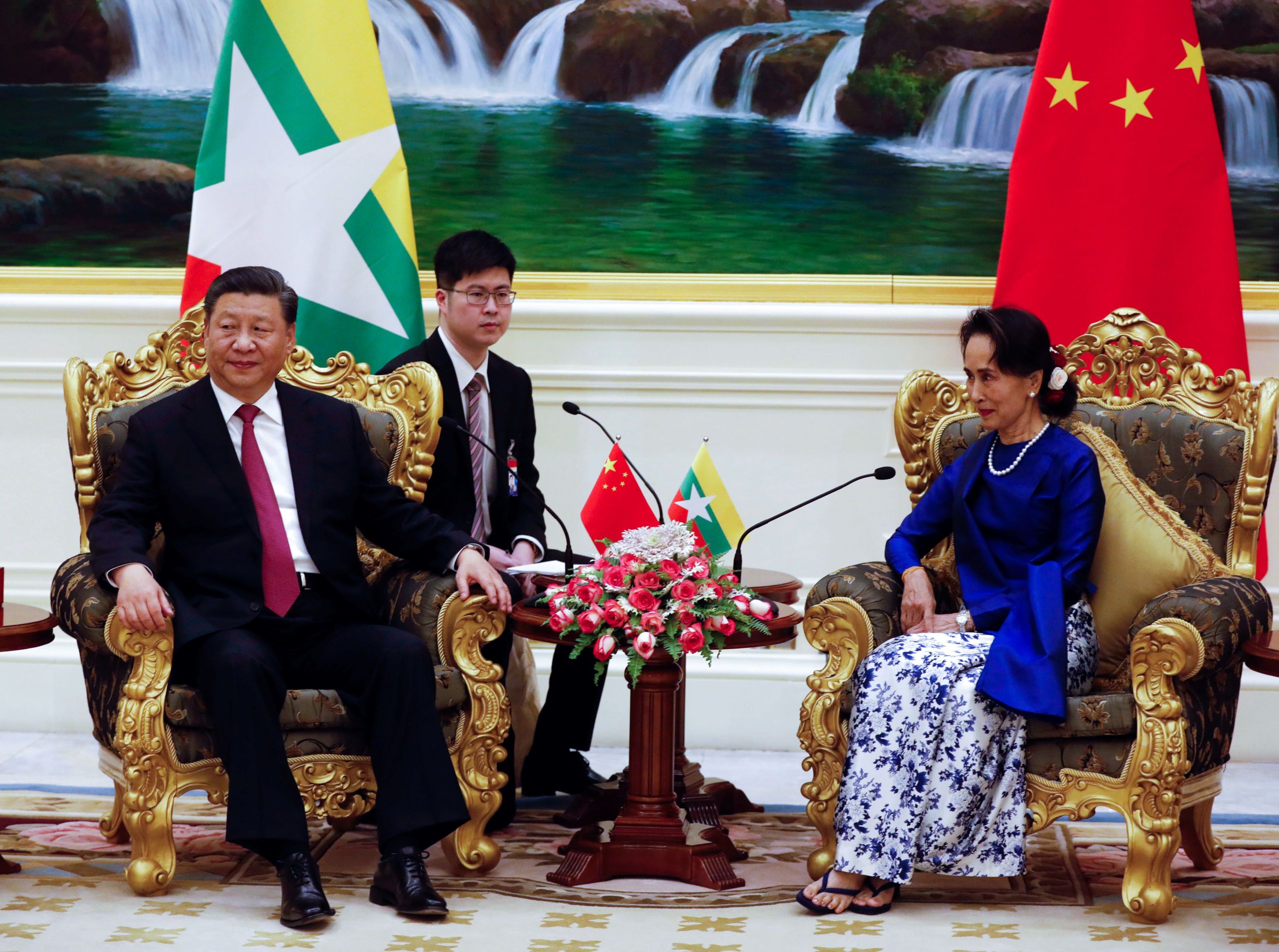 Chinese President Xi Jinping and Myanmar State Counsellor Aung San Suu Kyi hold talks during their meeting at the Presidential Palace in Naypyidaw on Jan. 17. (AFP photo)