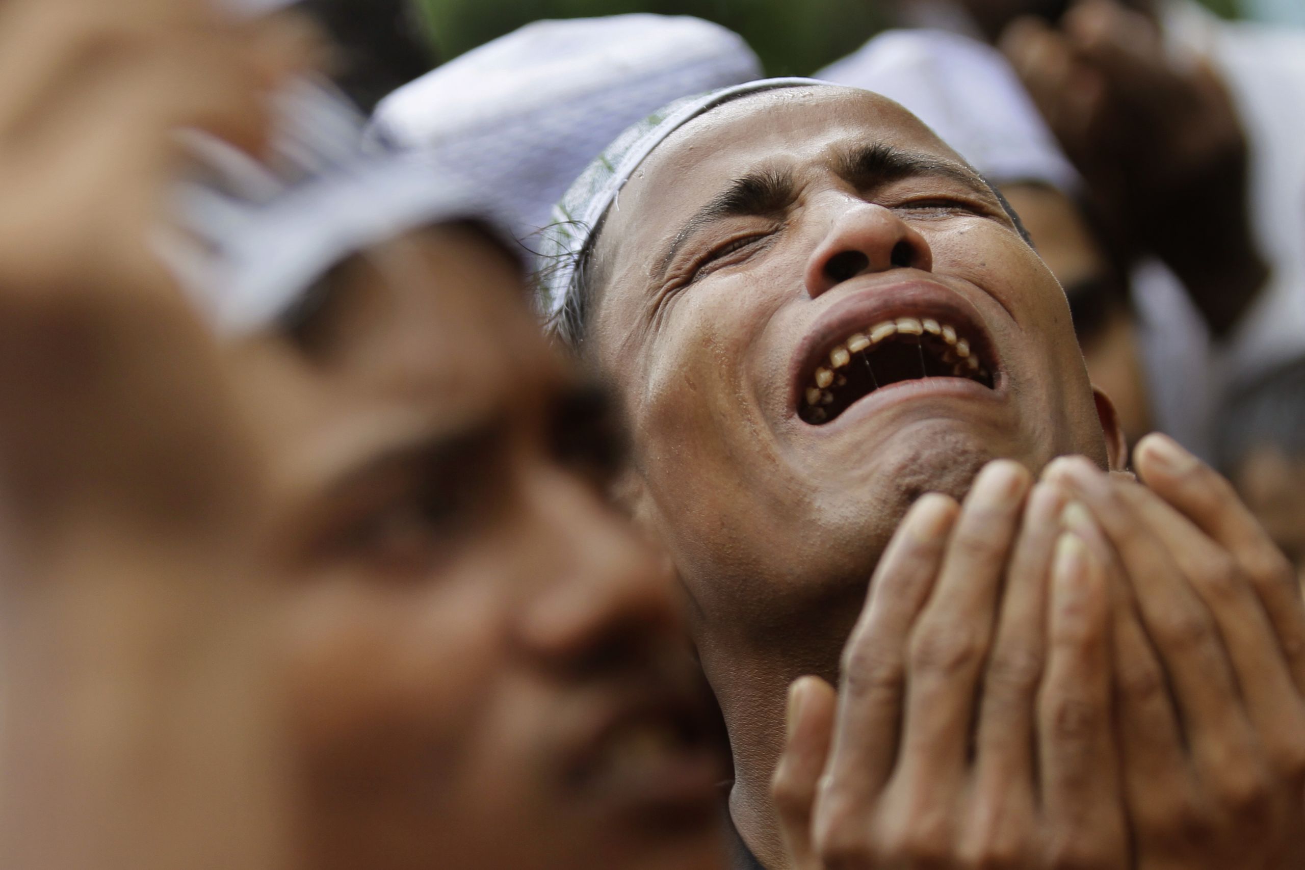 Исламский сонник плакать. Мусульманская плачет.