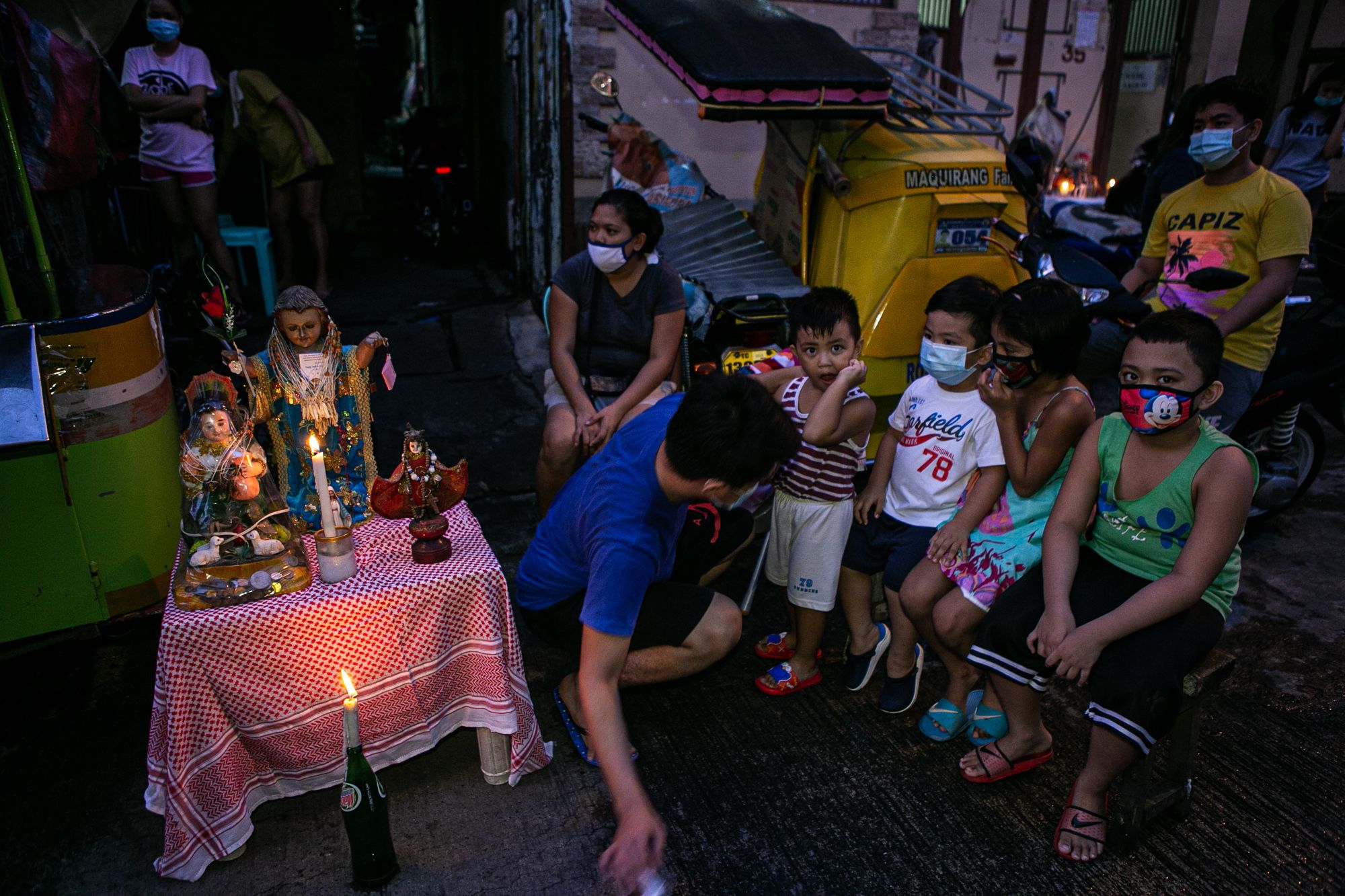 Children also attend the mobile Mass in Roxas district in Quezon City on June 2.
