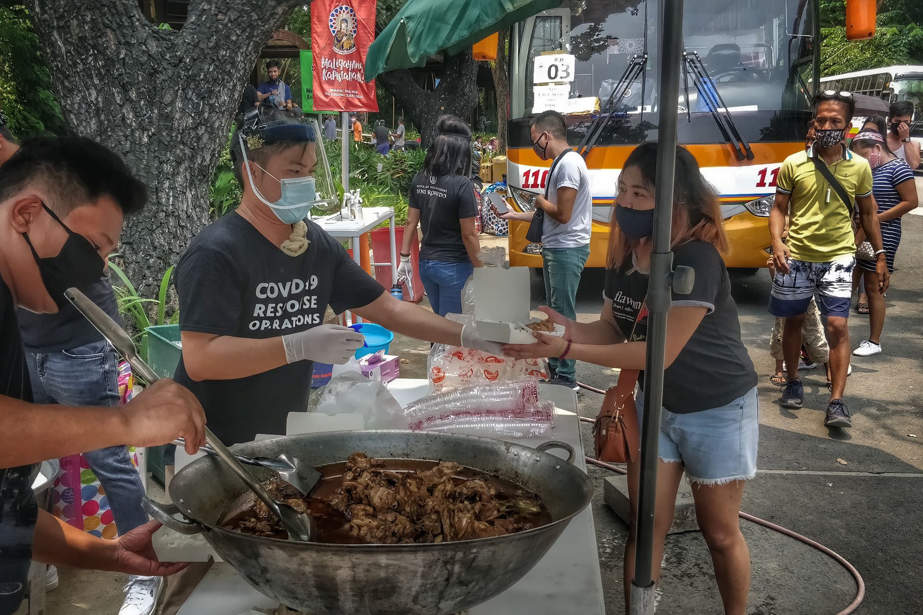 Food are offered to the travellers by volunteers and church workers.