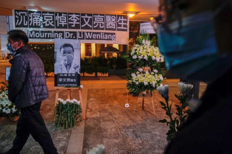 A vigil in Hong Kong for the late Li Wenliang, an ophthalmologist who died of coronavirus at a hospital in Wuhan, China. February 7, 2020. (Photo by Tyrone Siu / REUTERS)