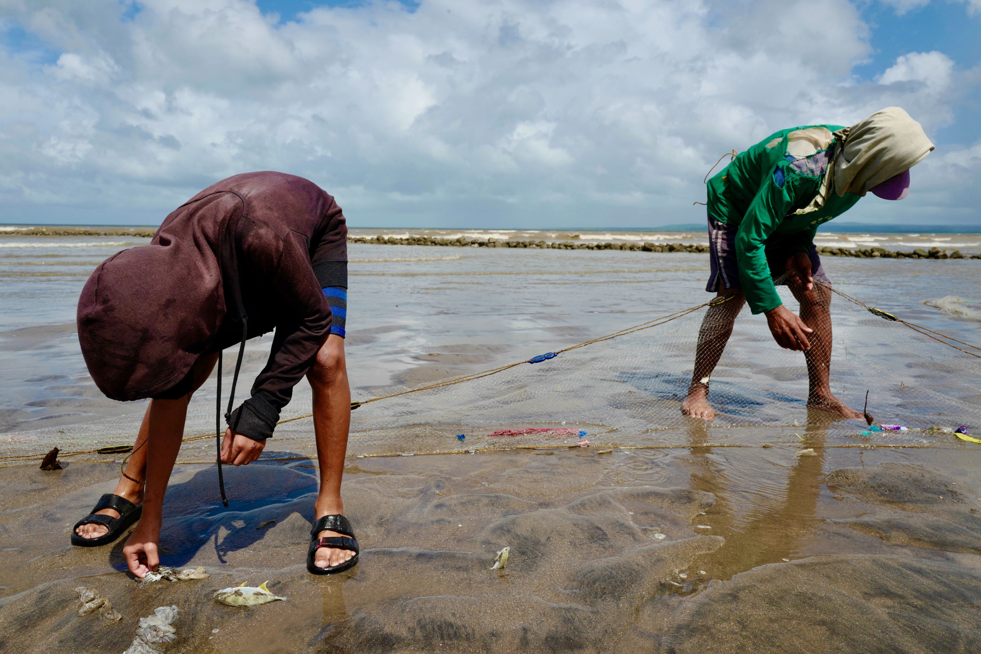 Cagsao villagers catch fish during low tide. (Photo by Ciriaco Santiago III)