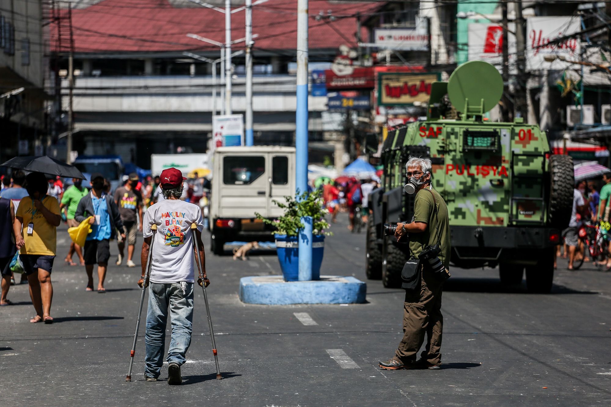 Gerard Carreon covers the deployment of police officers who implemented the lockdown due to pandemic in Manila. (Photo by Basilio Sepe)