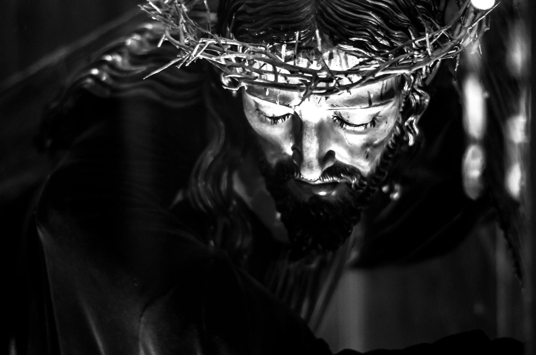 Black and white portrait of Jesus Christ with a crown of thorns